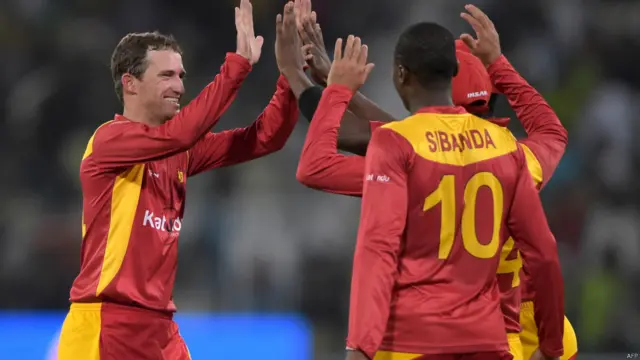 زمبابوے نے بہترین کھیل کا مظاہرے کیا۔ کپتان شاہد آفریدی سپینر سائن ولیمز کے ہاتھوں سات رن بنا کر آوٹ ہوئے۔