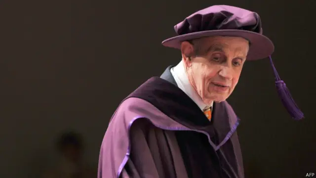 جان نش در مراسم دریافت دکترای افتخاری از دانشگاه هنگ‌کنگ در سال ۲۰۱۱