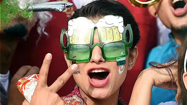 قذافی سٹیڈیم میں 27 ہزار تماشائیوں کی گنجائش ہے اور پہلے ٹی ٹوئنٹی میچ کی طرح دوسرے ٹی ٹوئنٹی میچ میں بھی سٹیڈیم شائقین کرکٹ سے بھرا ہوا تھا