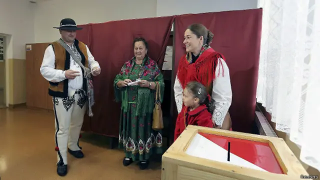 Виборці у традиційному вбранні на дільниці в Закопане