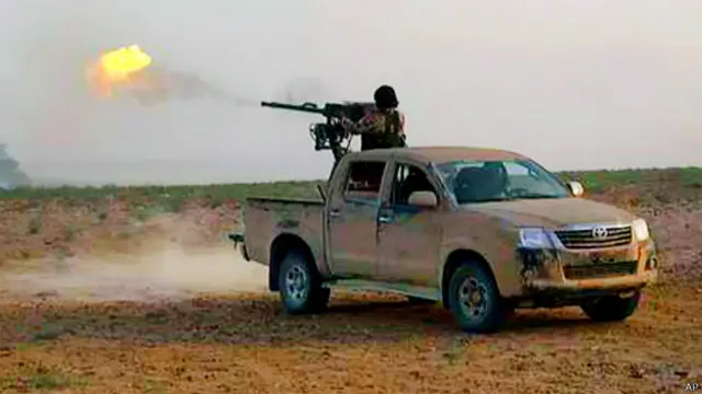 ISIS memanfaatkan padang pasir untuk melawan militer Irak.