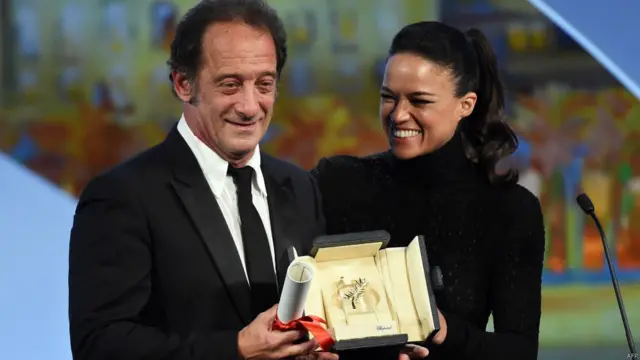 林顿凭借在《市场法律》（ LA LOI DU MARCHÉ） 中的表演获得最佳男主角奖。