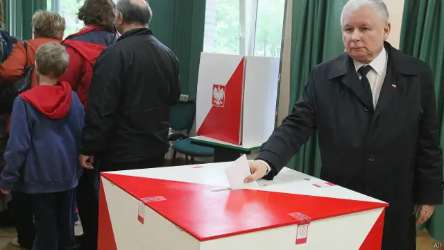 Ярослав Качиньский опускает бюллетень в урну 24 мая 2015 года