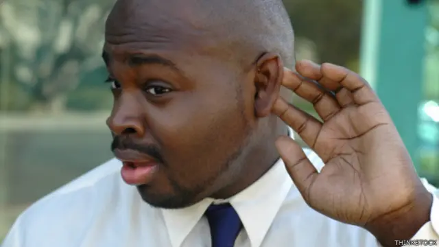 Una persona finge que no escuchó