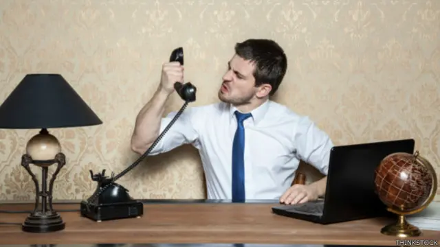 Una persona gesticula con un teléfono en la mano