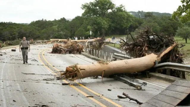سیلاب اور سمندری طوفان کے نتیجے میں تباہی کے مناظر