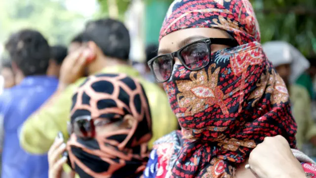 في أحمد أباد الفتيات غطين وجوههن لتجنب أثار أشعة الشمس