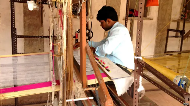 एक चंदेरी साड़ी तैयार करने में हफ़्ते भर से लेकर महीने तक का समय लग जाता है