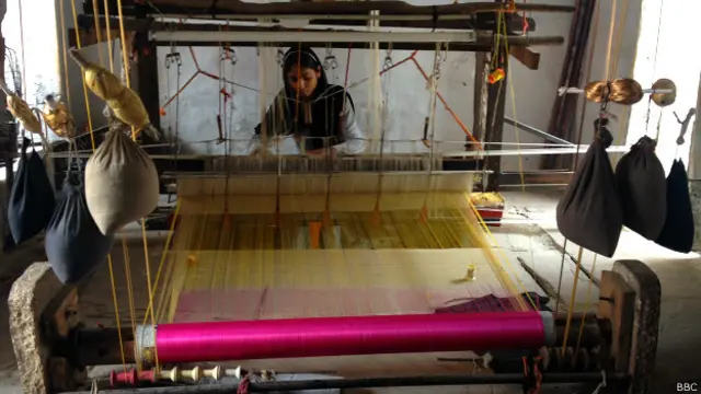 फ़ुरकान की बहन महज़बीन आठवीं तक पढ़ी हैं. उन्हें साड़ी बुनने का शौक़ है