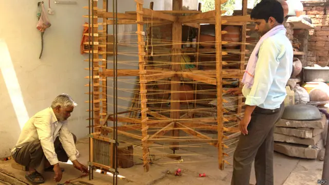 फ़ुरकान के घर का हर सदस्य लूम पर साड़ी बनाने का काम करता है.