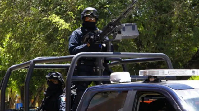 Soldados patrulham Villa Purificacio, no Estado de Jalisco, onde houve vários episódios de violência em maio de 2015 Foto AFP