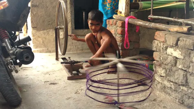 चंदेरी में बच्चा-बच्चा साड़ी बुनने का काम सीखते हुए बड़ा होता है