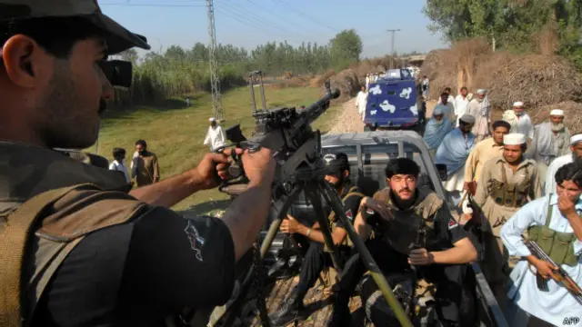 اس واقعے کے بعد سکیورٹی اہلکار جائے واردات کی جانب جا رہے تھے کہ راستے میں دو دھماکے ہوئے