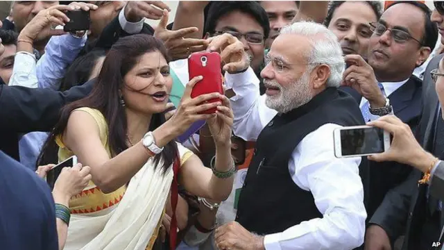 نریندر مودی سوشل میڈیا پر بھی سرگرم ہیں