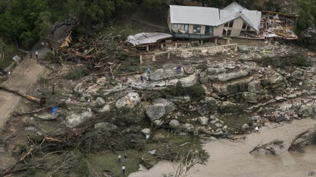 Вдоль русла реки Бланко в Техасе разрушены сотни домов