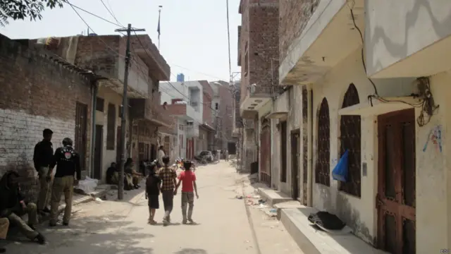 لاہور کے علاقے ساندہ میں اتوار کو مقدس اوراق کو مبینہ طور پر نذر آتش کرنے کے واقعے پر علاقے میں کشیدگی پھیل گئی۔ 