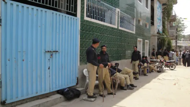 عیسائی آبادی کے گرجا گھر کو تالا لگا ہوا ہے اور باہر پولیس کی نفری تعینات ہے۔