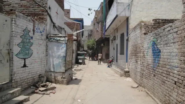 علاقے میں کشیدگی کے باعث گلیاں ویران ہیں۔