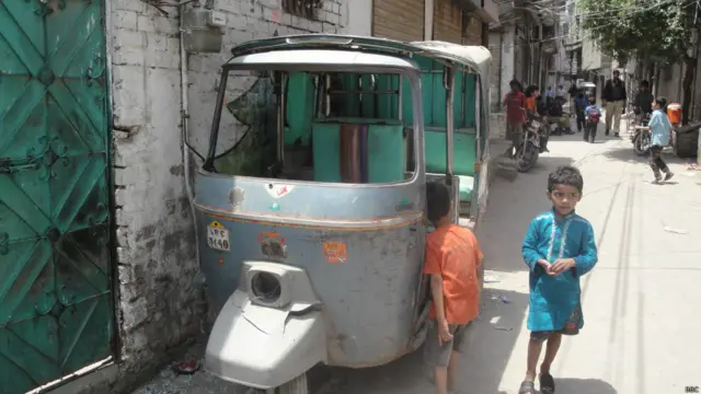 علاقے کے ایک رہائشی کا رکشہ جو توڑ پھوڑ کا نشانہ بنا ہے۔