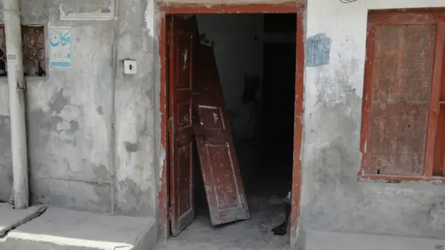 علاقے کے مکینوں کا کہنا ہے کہ چند شر پسندوں نے دروازے توڑنے کے بعد گھروں کے اندر گھس کے لوٹ مار بھی کی۔