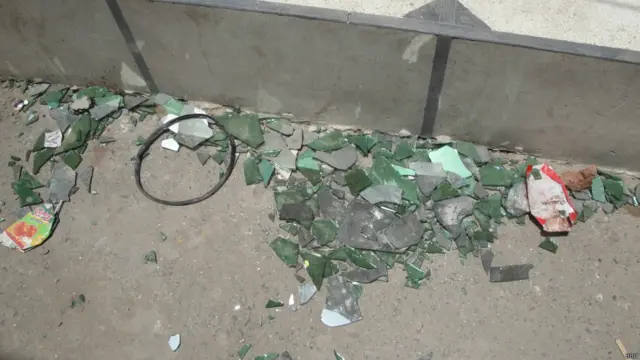 حملے کے بعد گلی کوچوں میں توڑ پھوڑکے آثار نمایاں ہیں۔ (تحریر و تصاویر: عدیل اکرم)