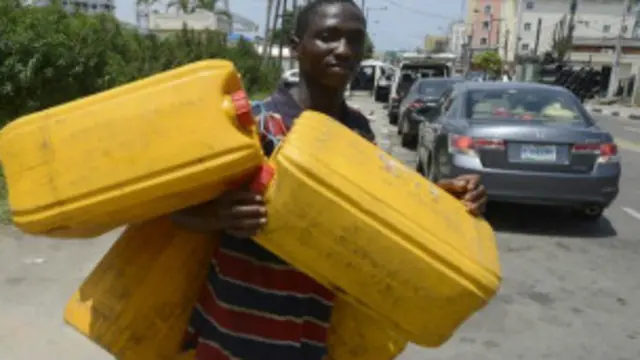 လောင်စာဆီ ပြတ်လတ်နေတဲ့အတွက် တနိုင်ငံလုံး အသွားအလာတွေ လုပ်ငန်းတွေ ရပ်ဆိုင်းလုနီးပါး ဖြစ်