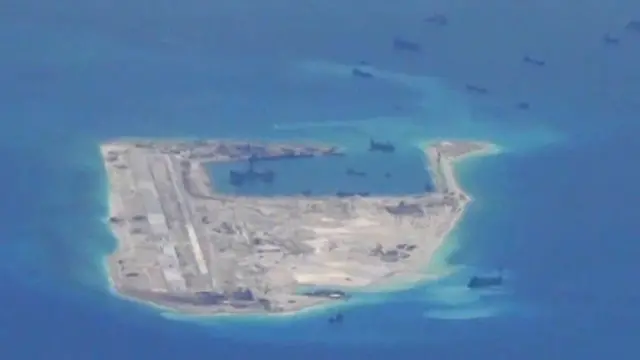 Sejumlah kapal terlihat berada di sekitar perairan Fiery Cross Reef.