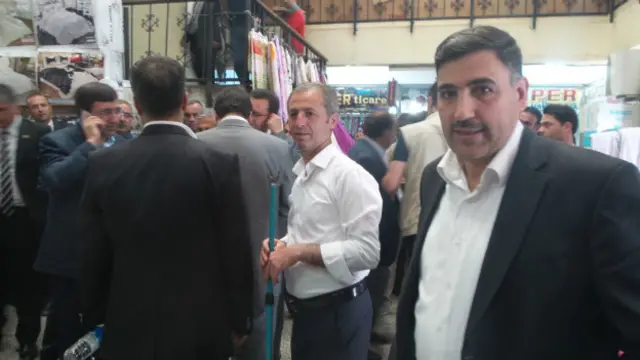 Diyarbakır esnafından Abdurrahim ve Fuat, seçim zamanı hatırlanmaktan şikayetçi.