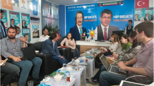 AKP'li aday Haşim Haşimi (soldan ikinci): Geçmişte atılan adımlar bu sürecin devam edeceğinin teminatıdır.