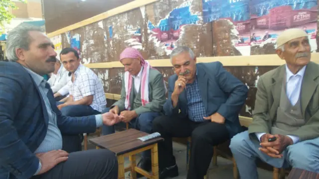 Ulu Cami önünde çay içen seçmenler: Verilen sözler yerine getirilmedi.