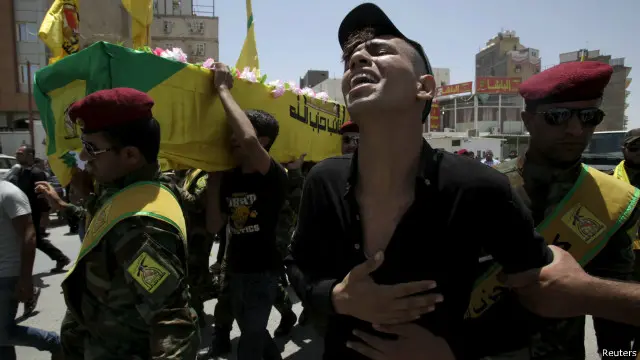 جندي عراقي يبكي زميله، من قوات الحشد الشعبي ذي الغالبية الشيعية، قتل في المعارك مع تنظيم "الدولة الإسلامية" في الرمادي. وأقيمت الجنازة في مدينة النجف جنوب بغداد.