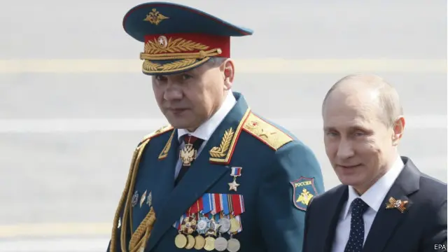 Ông Putin (không đội mũ) cùng Bộ trưởng Quốc phòng Sergei Shoigu
