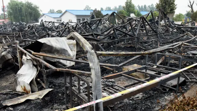 鲁山老年公寓火灾现场烧剩的床铺支架(新华社图片26/5/2015)