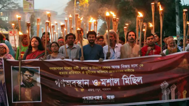 Blog yazarlarının öldürülmesi, Bangladeş'te büyük sokak gösterileriyle protesto edilmişti. 