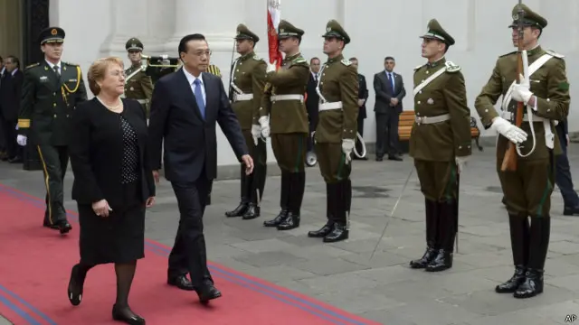 智利總統米歇爾‧巴切萊特25日全程陪同李克強出席6場官式活動,見證18項合作文件中10項的簽署儀式。