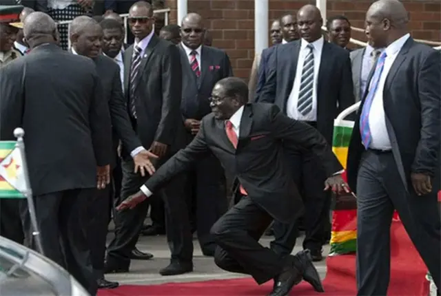 居然让领导人当众出丑？几名保跟班丢了饭碗