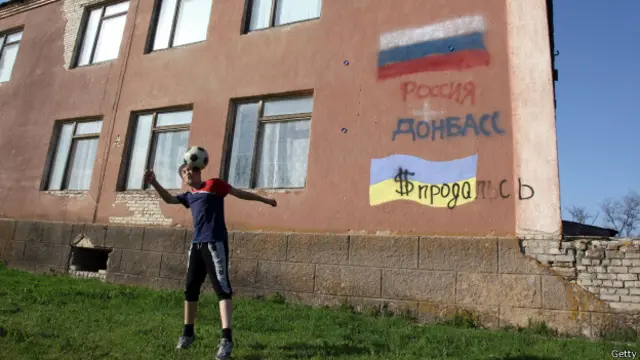 Хлопчик грається м'ячем