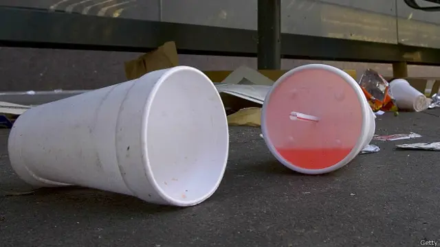 Пластиковые стаканы на земле