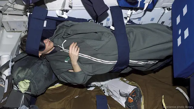 Космонавтам и астронавтам приходится приспосабливаться к необходимости спать в невесомости 