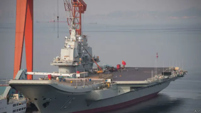 Çin'in ilk uçak gemisi Liaoning 300 metre uzunluğunda.