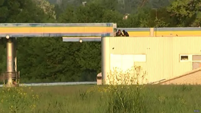 Снайпери на даху заправки