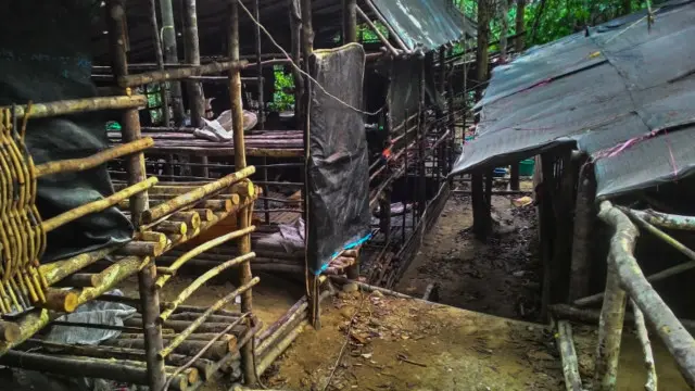 تھائی لینڈ کے انسانی سمگلروں کے نیٹ ورک دوسرے سمگلروں سے تارکینِ وطن سے بھری پوری کی پوری کشیاں خرید کر انھیں اس وقت تک جنگلوں میں چھپائے رکھتے تھے جب تک ان کے خاندان تاوان ادا نہیں کرتے