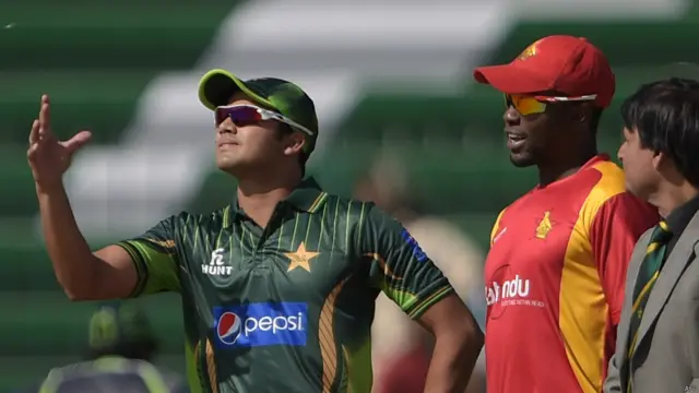 لاہور میں پاکستانی کپتان اظہر علی نے پاکستانی سرزمین پر بطور کپتان اپنے پہلے ون ڈے میچ میں ٹاس جیت کر پہلے کھیلنے کا فیصلہ کیا۔