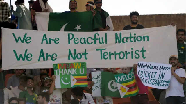 ٹی 20 میچوں کی طرح ون ڈے میچ میں بھی قذافی سٹیڈیم تماشائیوں سے کھچا کھچ بھرا ہوا تھا جن میں سے متعدد نے کرکٹ کے علاوہ دیگر پیغامات پر مبنی بینر بھی اٹھا رکھے تھے۔