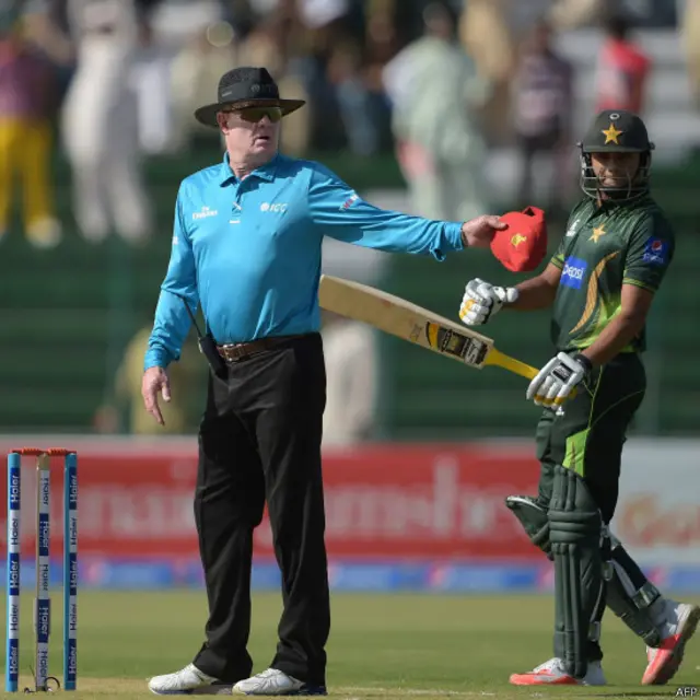 اس سیریز کے لیے آئی سی سی کی جانب سے نیوٹرل امپائر بھیجنے سے انکار کے بعد زمبابوے اور پاکستان کے امپائر ہی ذمہ داریاں نبھاتے نظر آئے۔