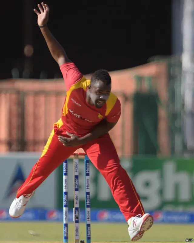 زمبابوے کے بولروں نے ابتدائی اوورز میں نپی تلی بولنگ کی اور پاکستان کی اننگز کا پہلا چوکا چھٹے اوور میں لگا۔