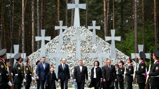 Представники української влади відвідують Національний заповідник "Биківнянські могили"