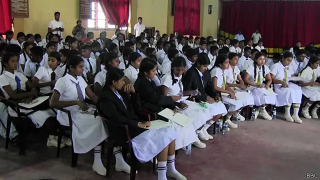 ජනාධිපතිවරයාගේ ප්රධානත්වයෙන් සිසුවියන් දෙසීයකගේ පමණ සහභාගීත්වයෙන් වෙම්බඩි උසස් බාලිකා විද්යාලයේ පැවති රැස්වීම