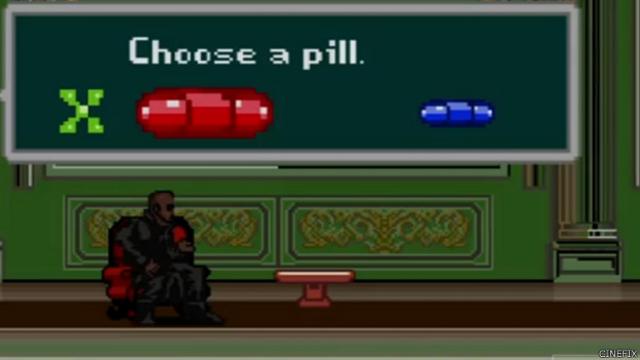 En el ficticio juego deberías elegir entre la famosa pildora roja o azul de "Matrix".