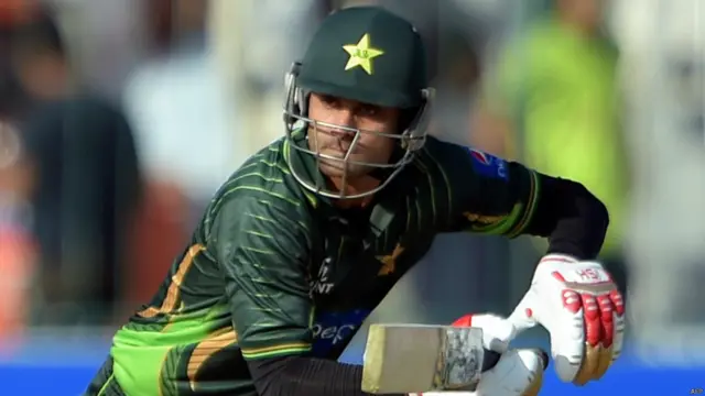 محمد حفیظ نے بھی نصف سنچری بنائی اور 86 رنز کی اننگز کھیلی۔ انھوں نے اظہر کے ساتھ مل کر پہلے وکٹ کے لیے 170 رنز بنائے۔